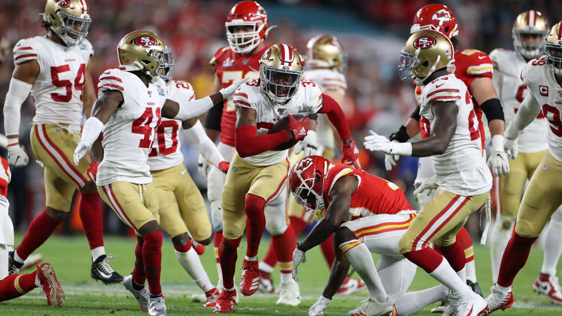 歐洲杯B組第1輪比利時3-0俄羅斯 盧卡庫梅開二度穆尼耶傳射建功.